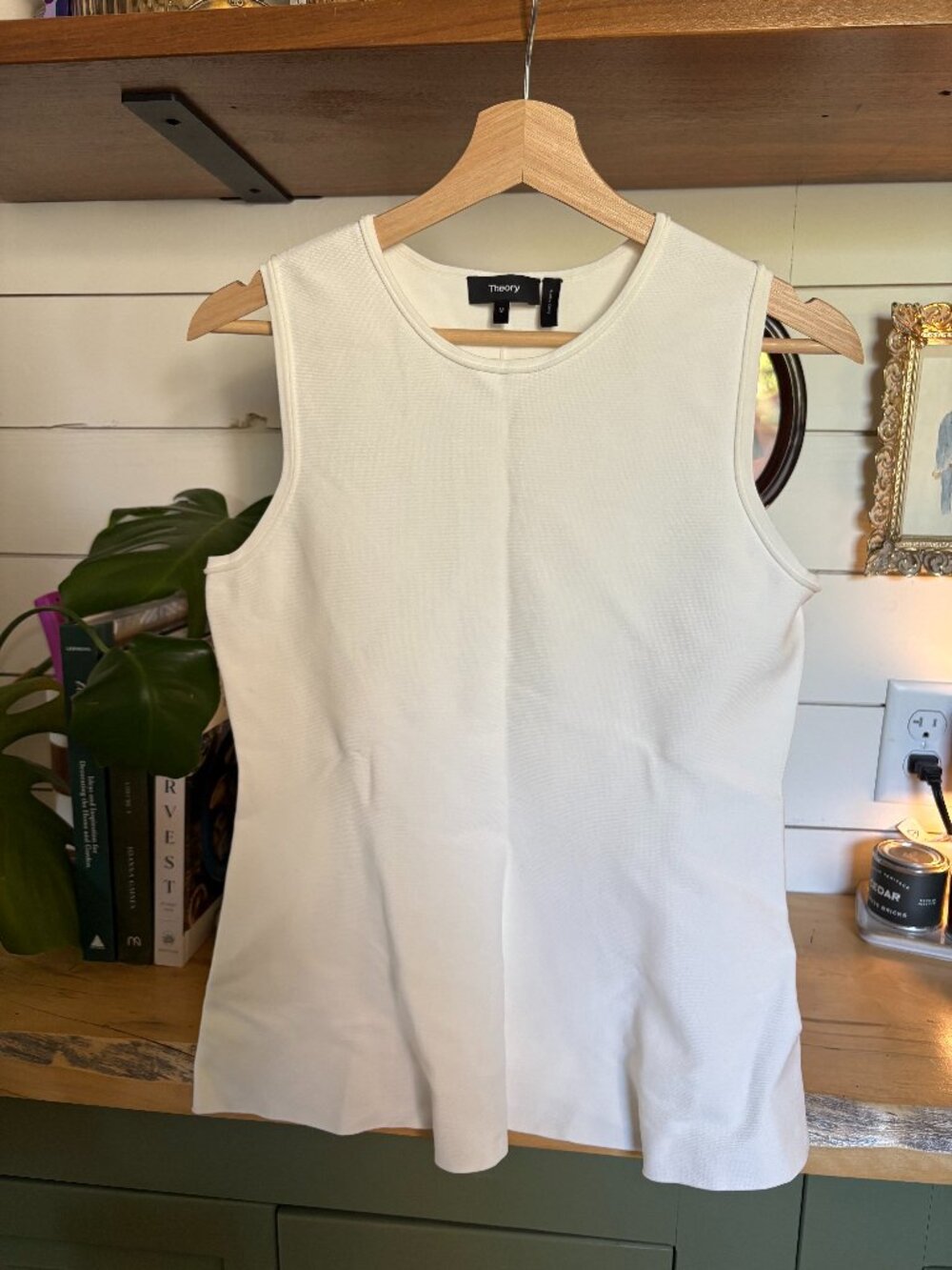 Theory Sleeveless Cream Stretch Top – Size Medium